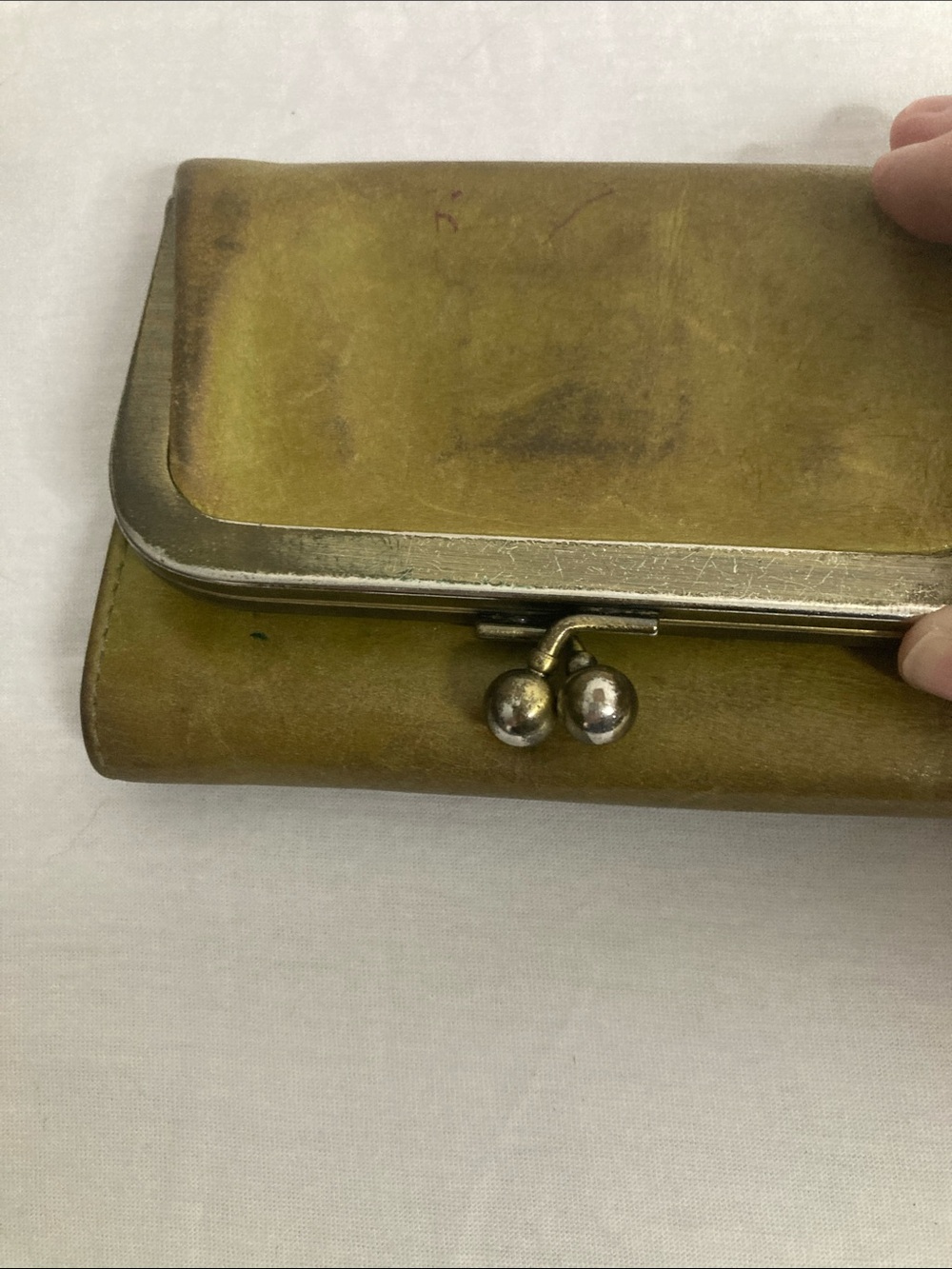 HOBO Olive-Toned Green Leather Kiss-Lock Wallet - Picture 2 of 9